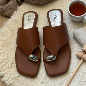 Rasteira Feminina Asa Delta com Metal Delicado Marrom