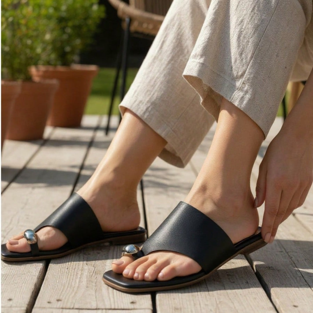 Rasteira Feminina Asa Delta com Metal Delicado Preta