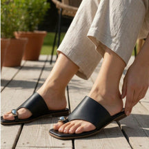 Rasteira Feminina Asa Delta com Metal Delicado Preta