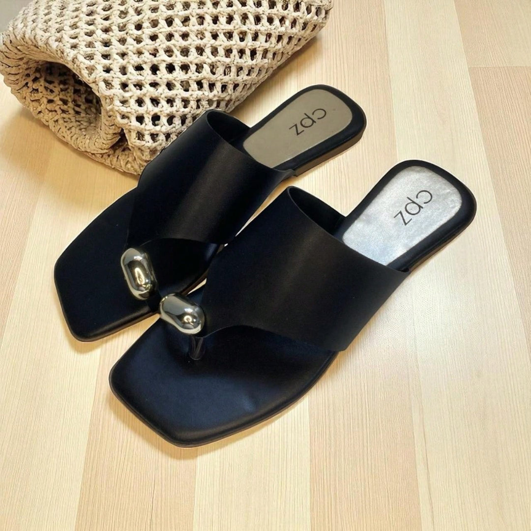 Rasteira Feminina Asa Delta com Metal Delicado Preta