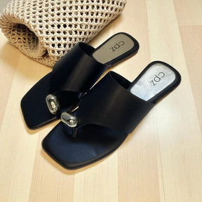 Rasteira Feminina Asa Delta com Metal Delicado Preta