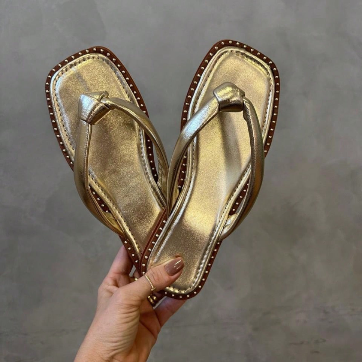 Rasteira Feminina Bico Quadrado e Tiras Macias Dourada