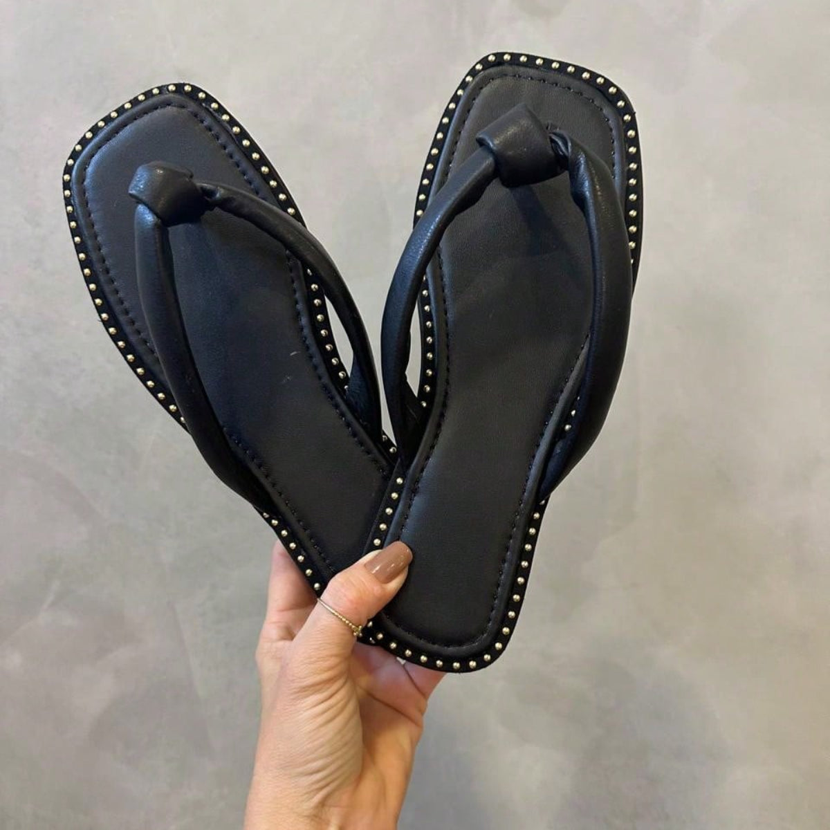 Rasteira Feminina Bico Quadrado e Tiras Macias Preta