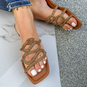 Rasteira Feminina Calce Fácil Cobra com Strass Caramelo