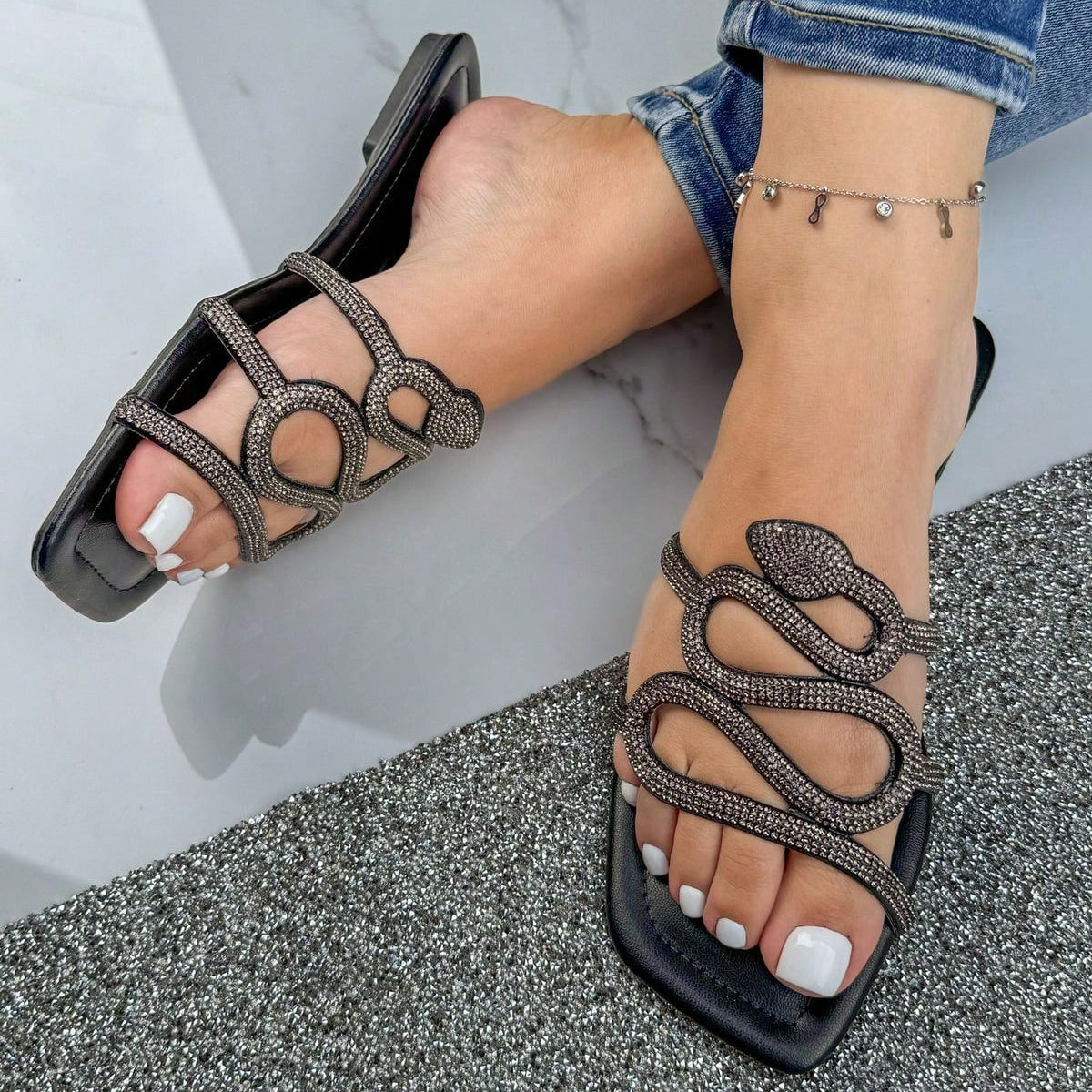 Rasteira Feminina Calce Fácil Cobra com Strass Preta