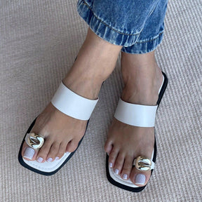 Rasteira Feminina Estilosa com Detalhe em Anel Branca