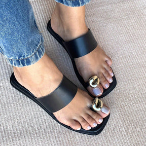 Rasteira Feminina Estilosa com Detalhe em Anel Preta