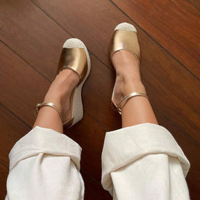 Sandália Espadrille Feminina Anabela Texturizada fechada Dourada