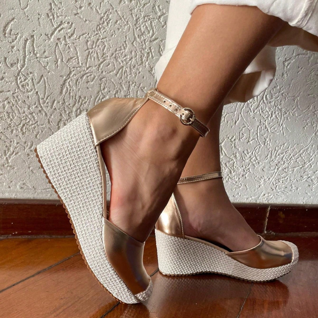 Sandália Espadrille Feminina Anabela Texturizada fechada Dourada