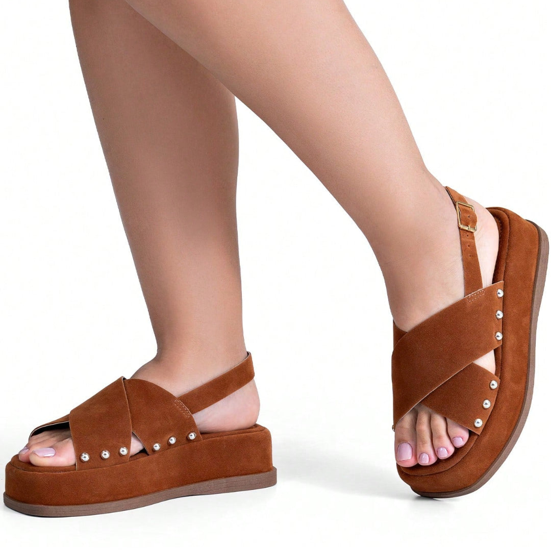 Sandália Feminina Plataforma Flatform Camurça com Rebite Caramelo