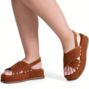 Sandália Feminina Plataforma Flatform Camurça com Rebite Caramelo