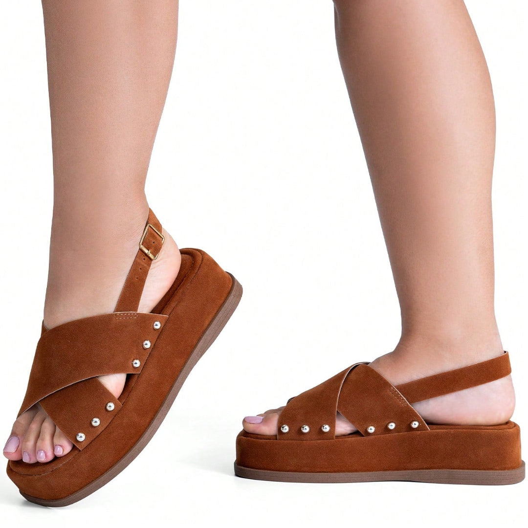 Sandália Feminina Plataforma Flatform Camurça com Rebite Caramelo