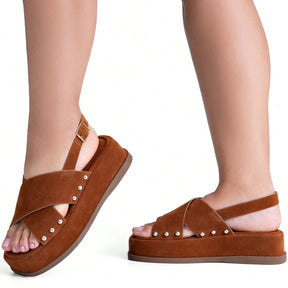 Sandália Feminina Plataforma Flatform Camurça com Rebite Caramelo