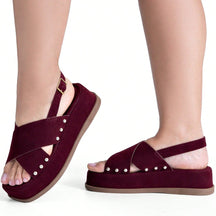 Sandália Feminina Plataforma Flatform Camurça com Rebite Marsala