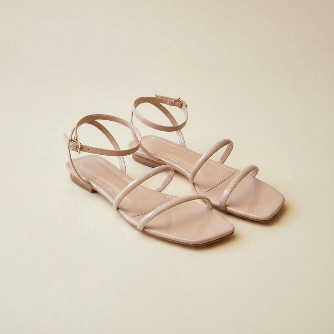 Sandália Feminina Rasteira Bico Quadrado com Tiras e Fechamento no Tornozelo Bege