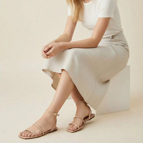 Sandália Feminina Rasteira Bico Quadrado com Tiras e Fechamento no Tornozelo Bege