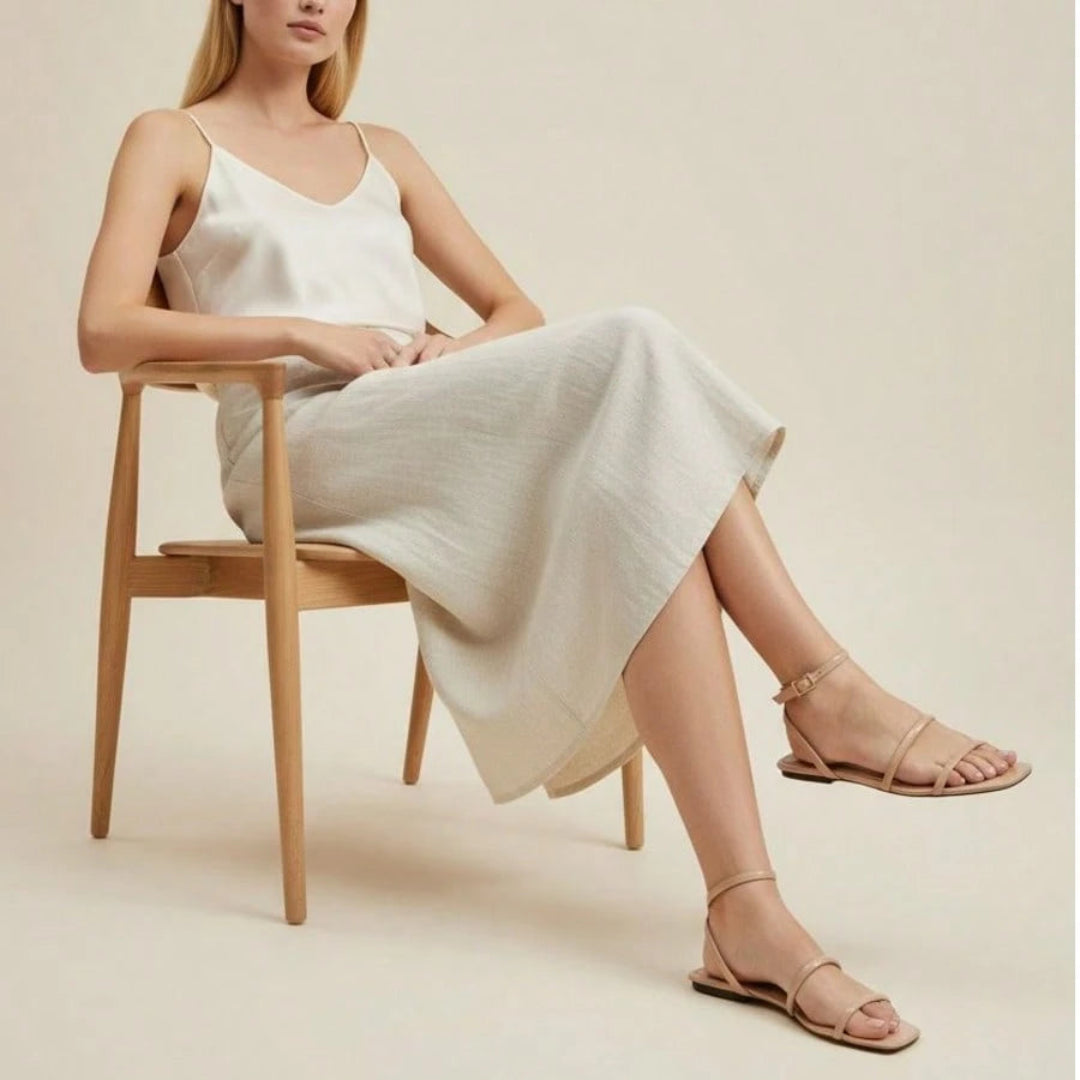 Sandália Feminina Rasteira Bico Quadrado com Tiras e Fechamento no Tornozelo Bege