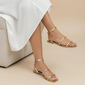 Sandália Feminina Rasteira Bico Quadrado com Tiras e Fechamento no Tornozelo Dourada