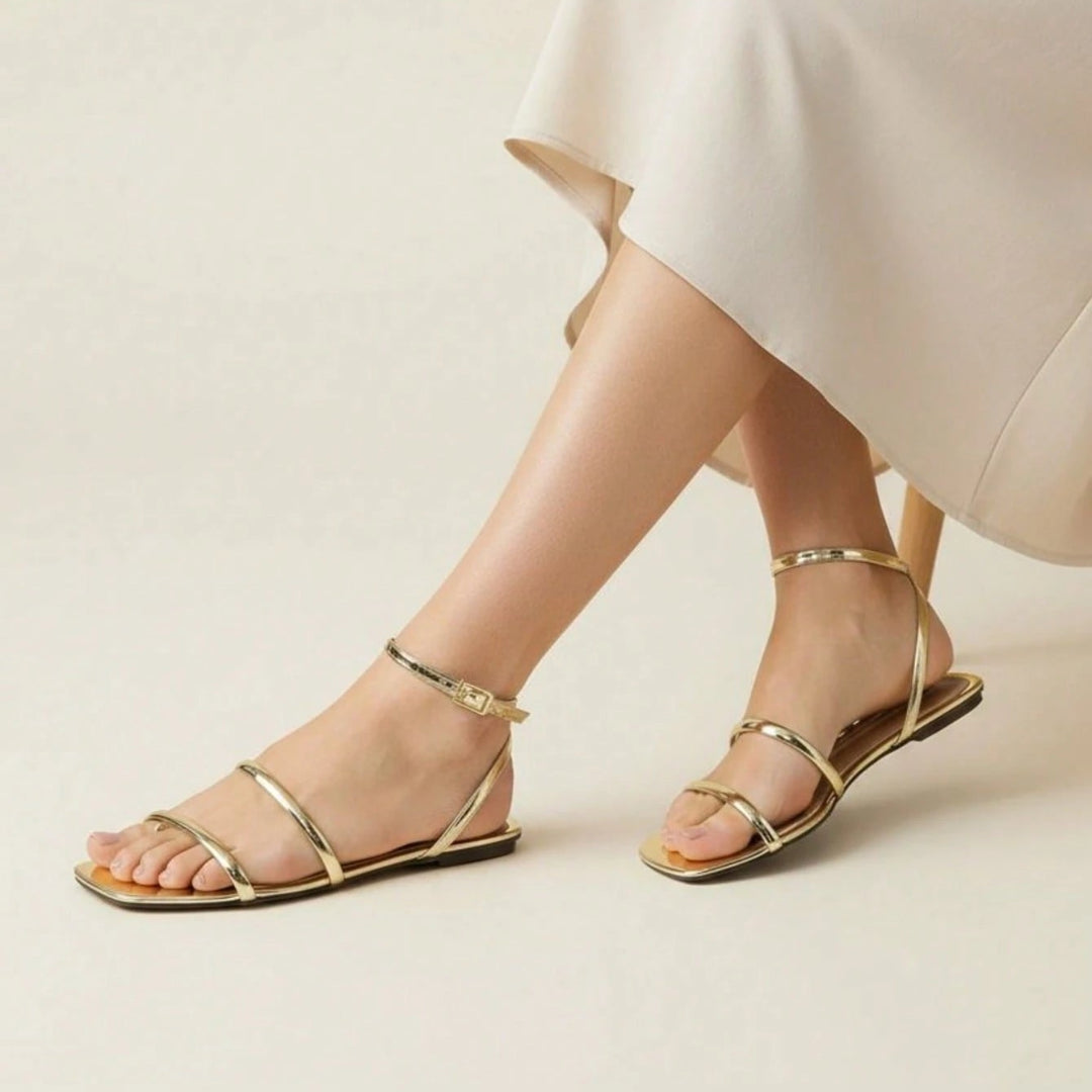 Sandália Feminina Rasteira Bico Quadrado com Tiras e Fechamento no Tornozelo Dourada