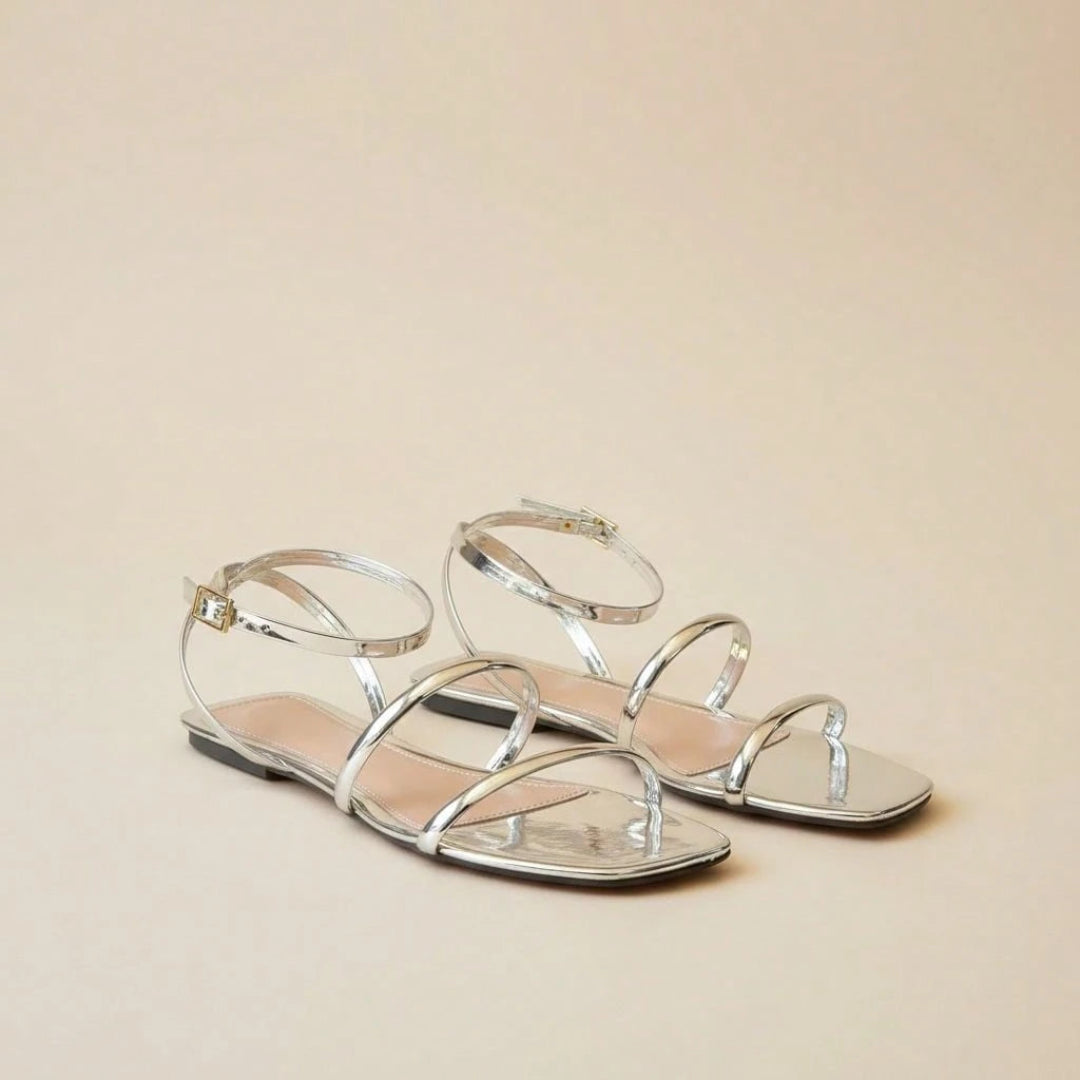 Sandália Feminina Rasteira Bico Quadrado com Tiras e Fechamento no Tornozelo Prata