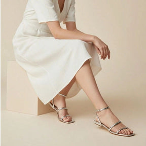 Sandália Feminina Rasteira Bico Quadrado com Tiras e Fechamento no Tornozelo Prata