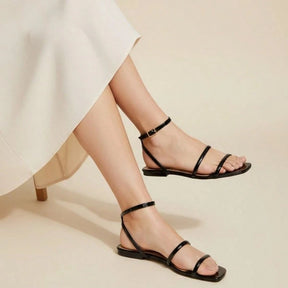 Sandália Feminina Rasteira Bico Quadrado com Tiras e Fechamento no Tornozelo Preta