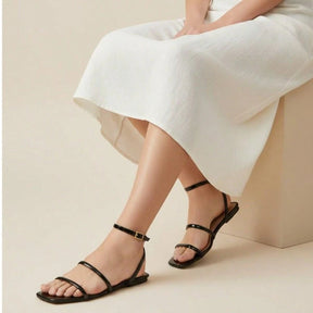 Sandália Feminina Rasteira Bico Quadrado com Tiras e Fechamento no Tornozelo Preta