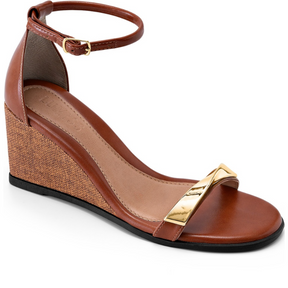 Sandália Feminina Salto Anabela Juta Bico Redondo Fivela Enfeite Metalizado Caramelo