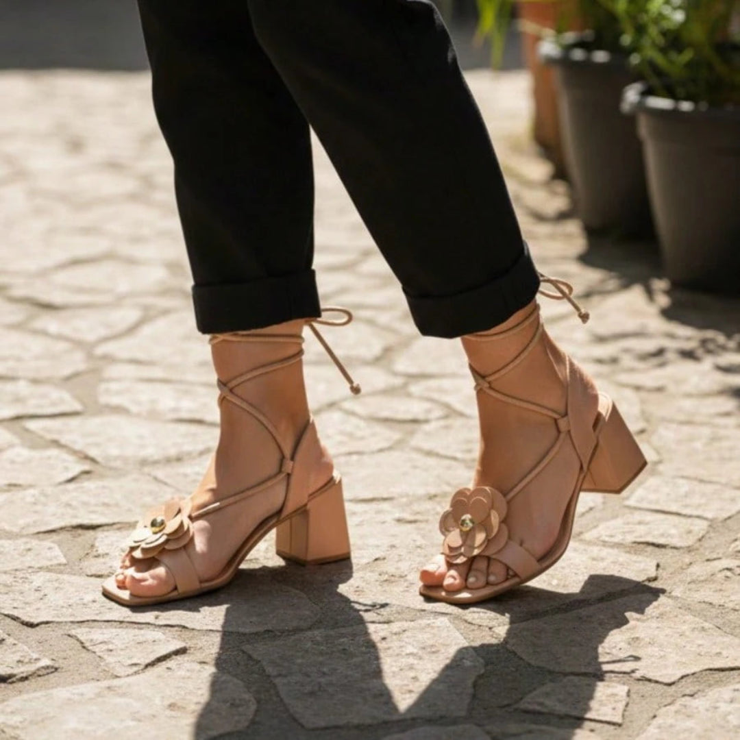 Sandália Feminina Salto Bloco Aplicação Em Flor e Amarração no Tornozelo Bege