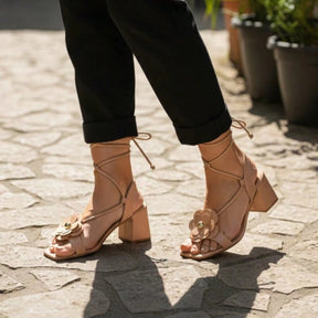 Sandália Feminina Salto Bloco Aplicação Em Flor e Amarração no Tornozelo Bege