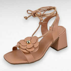 Sandália Feminina Salto Bloco Aplicação Em Flor e Amarração no Tornozelo Bege