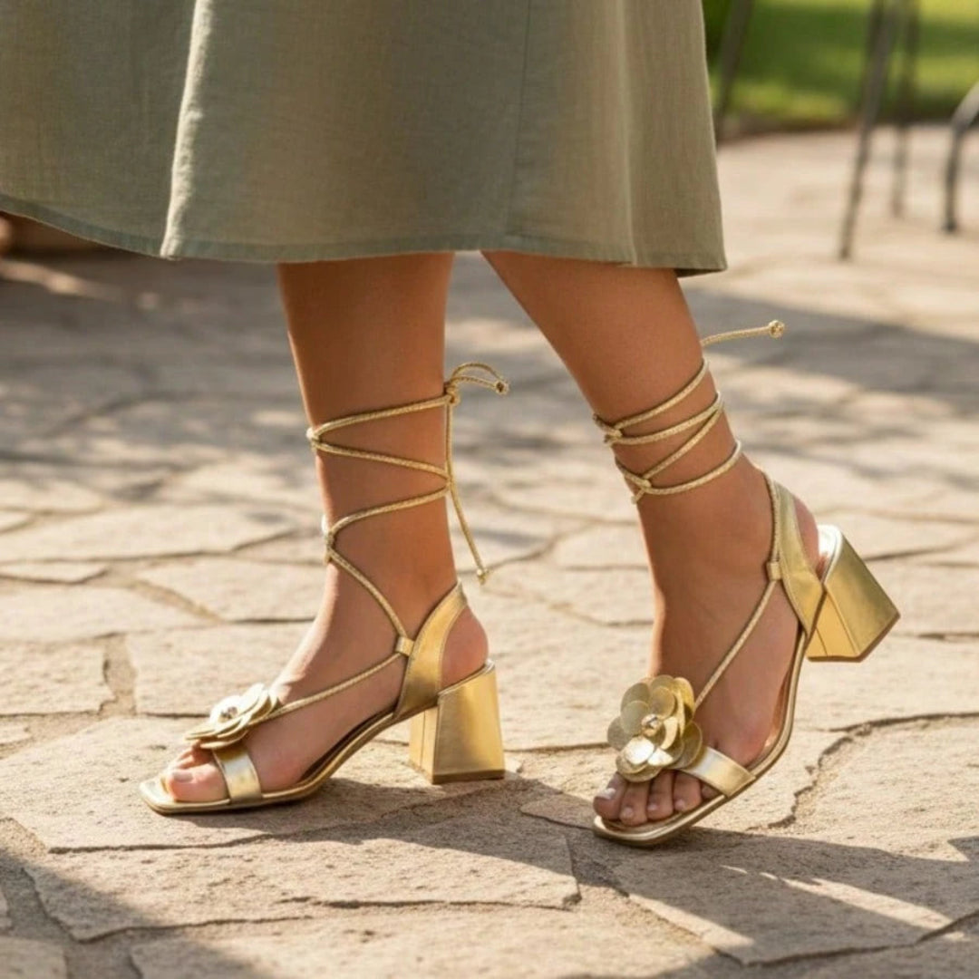 Sandália Feminina Salto Bloco Aplicação Em Flor e Amarração no Tornozelo Dourada