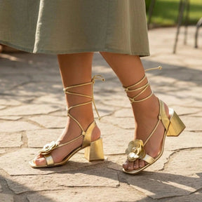 Sandália Feminina Salto Bloco Aplicação Em Flor e Amarração no Tornozelo Dourada