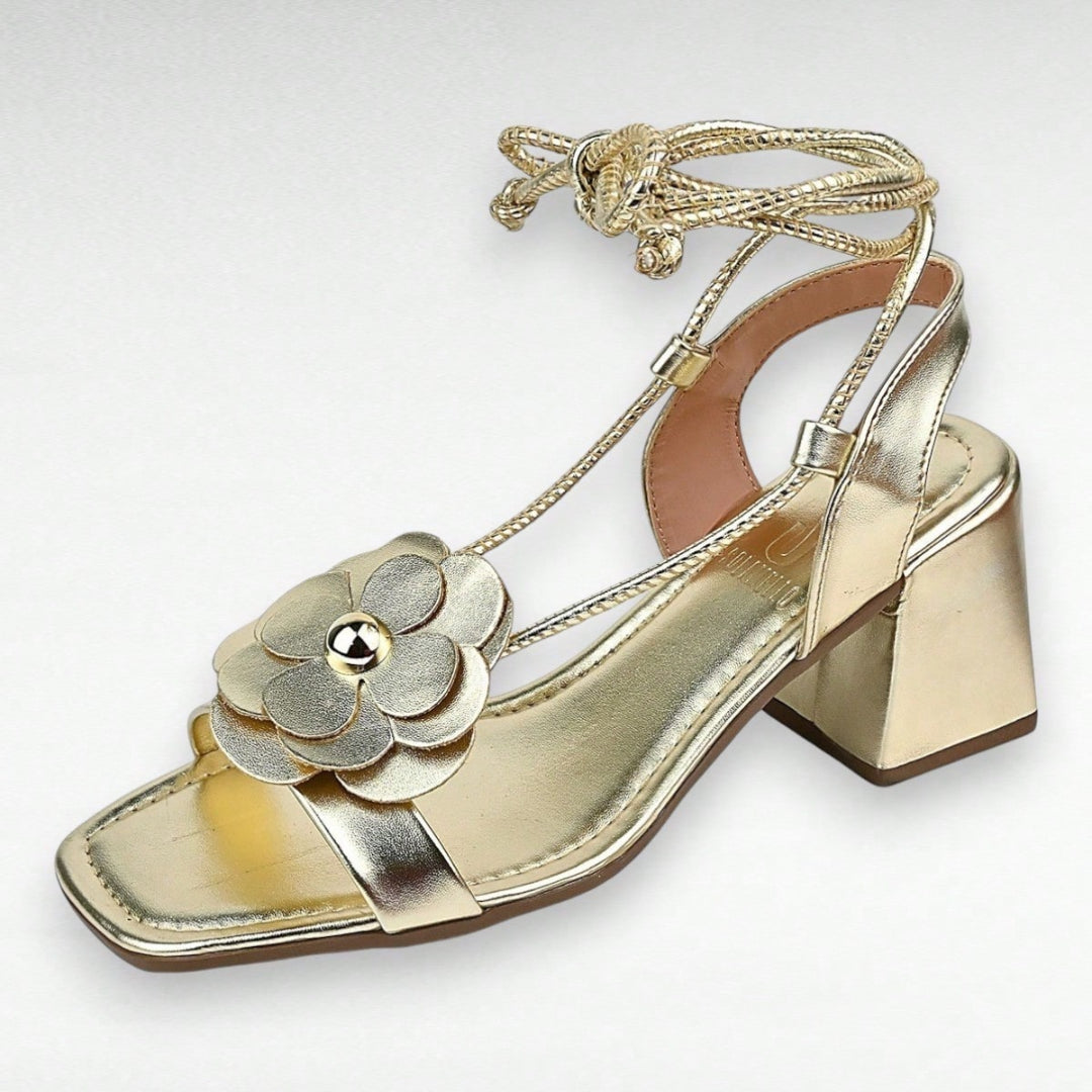 Sandália Feminina Salto Bloco Aplicação Em Flor e Amarração no Tornozelo Dourada