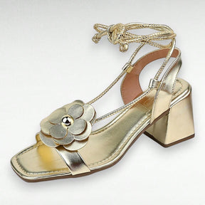 Sandália Feminina Salto Bloco Aplicação Em Flor e Amarração no Tornozelo Dourada