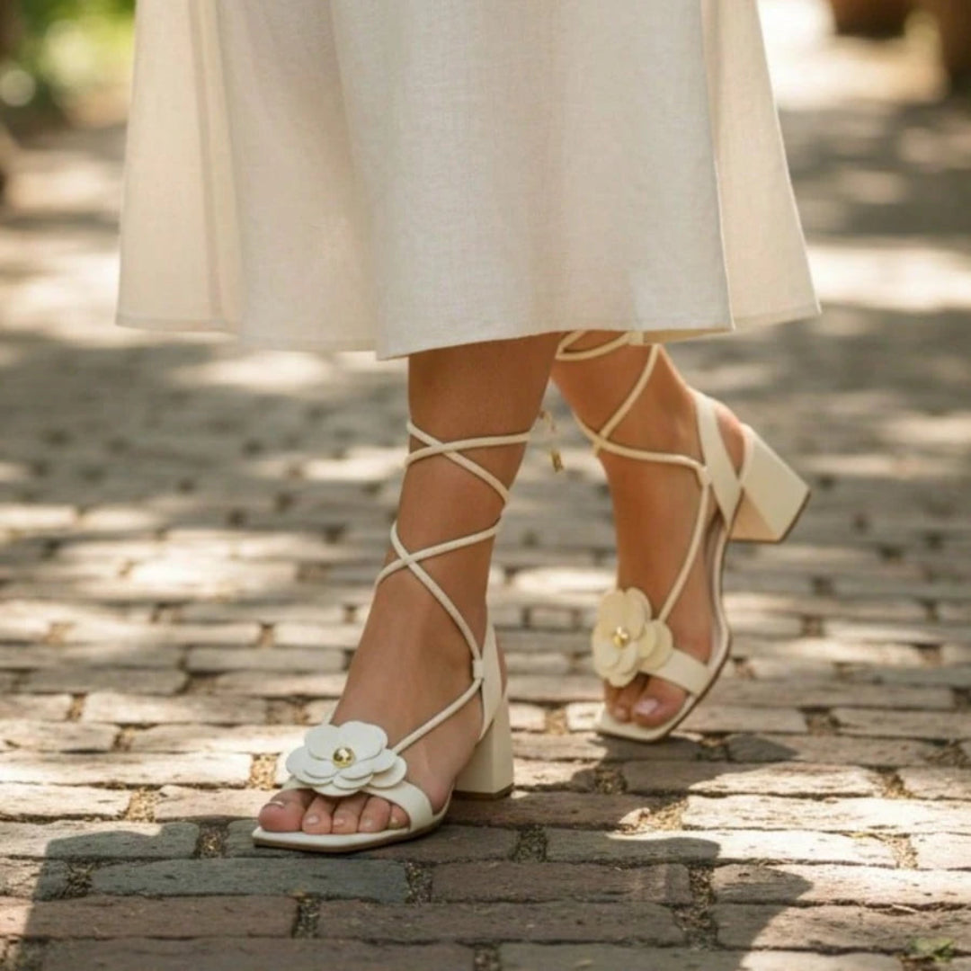 Sandália Feminina Salto Bloco Aplicação Em Flor e Amarração no Tornozelo Off White