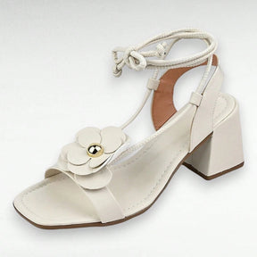 Sandália Feminina Salto Bloco Aplicação Em Flor e Amarração no Tornozelo Off White