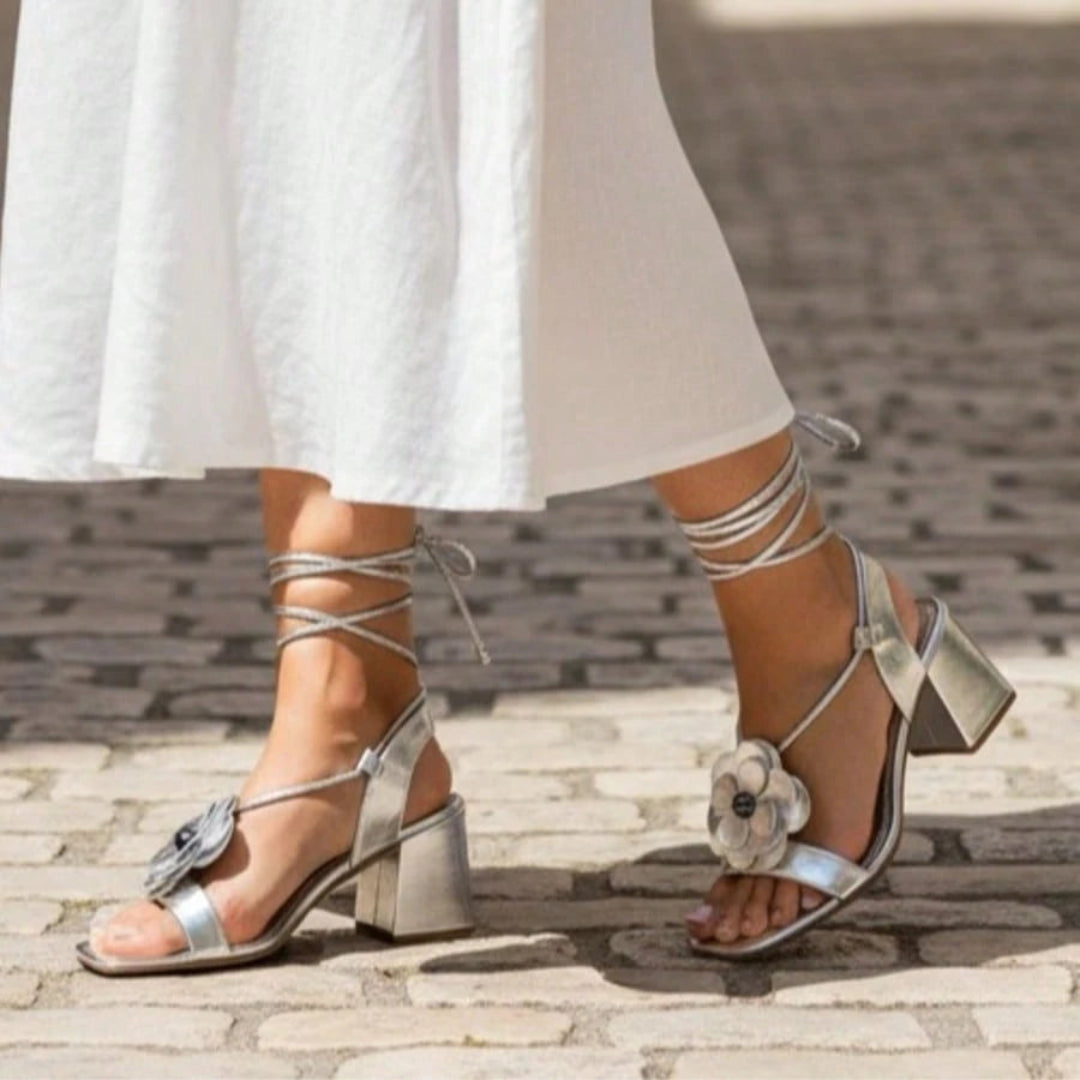 Sandália Feminina Salto Bloco Aplicação Em Flor e Amarração no Tornozelo Prata