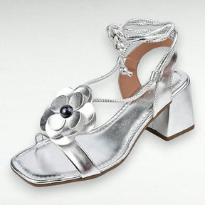 Sandália Feminina Salto Bloco Aplicação Em Flor e Amarração no Tornozelo Prata