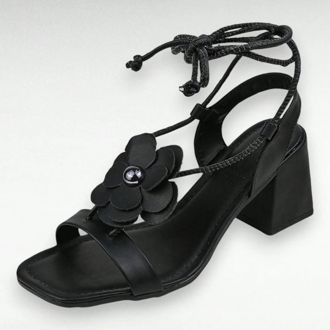 Sandália Feminina Salto Bloco Aplicação Em Flor e Amarração no Tornozelo Preta