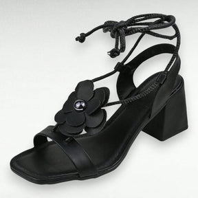 Sandália Feminina Salto Bloco Aplicação Em Flor e Amarração no Tornozelo Preta