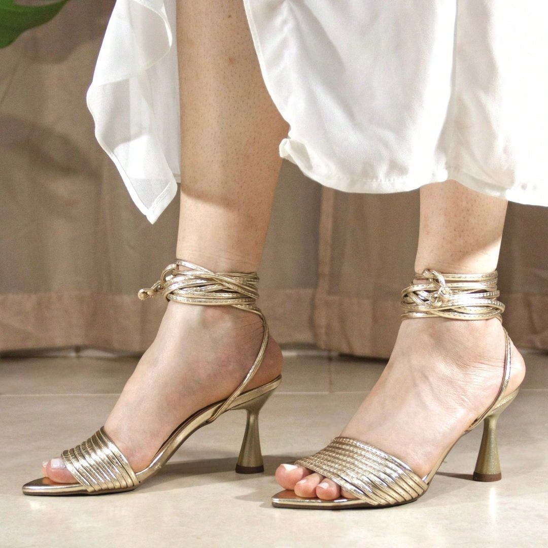Sandália Feminina Salto Fino e Bico Folha De Amarração no Tornozelo Dourada