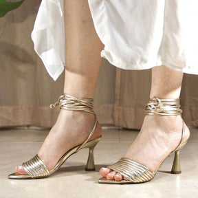 Sandália Feminina Salto Fino e Bico Folha De Amarração no Tornozelo Dourada