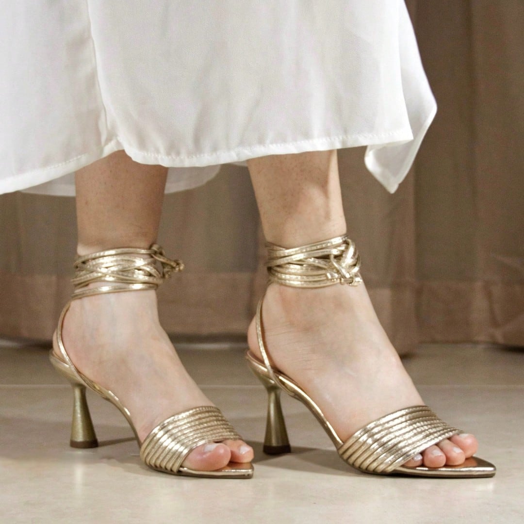 Sandália Feminina Salto Fino e Bico Folha De Amarração no Tornozelo Dourada