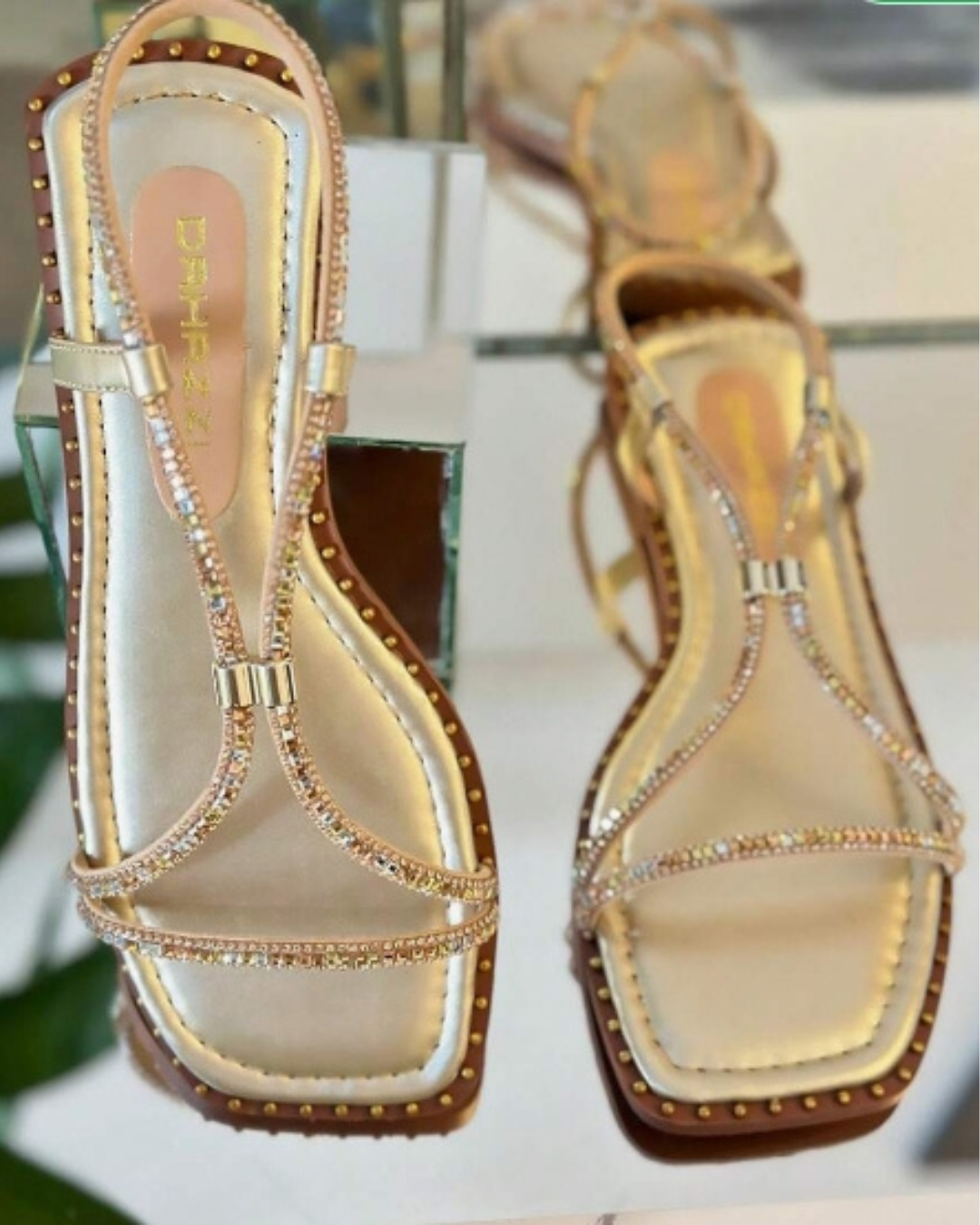 Sandália Rasteira Feminina Calce Fácil com Brilho Strass Dourada