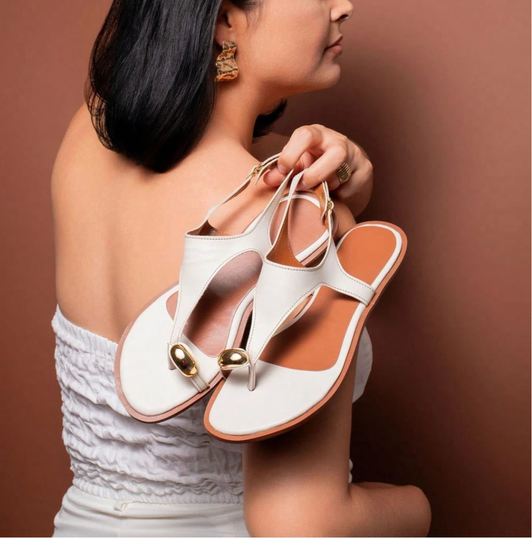 Sandália Rasteira Feminina com Detalhe em Metal no Dedo Off White
