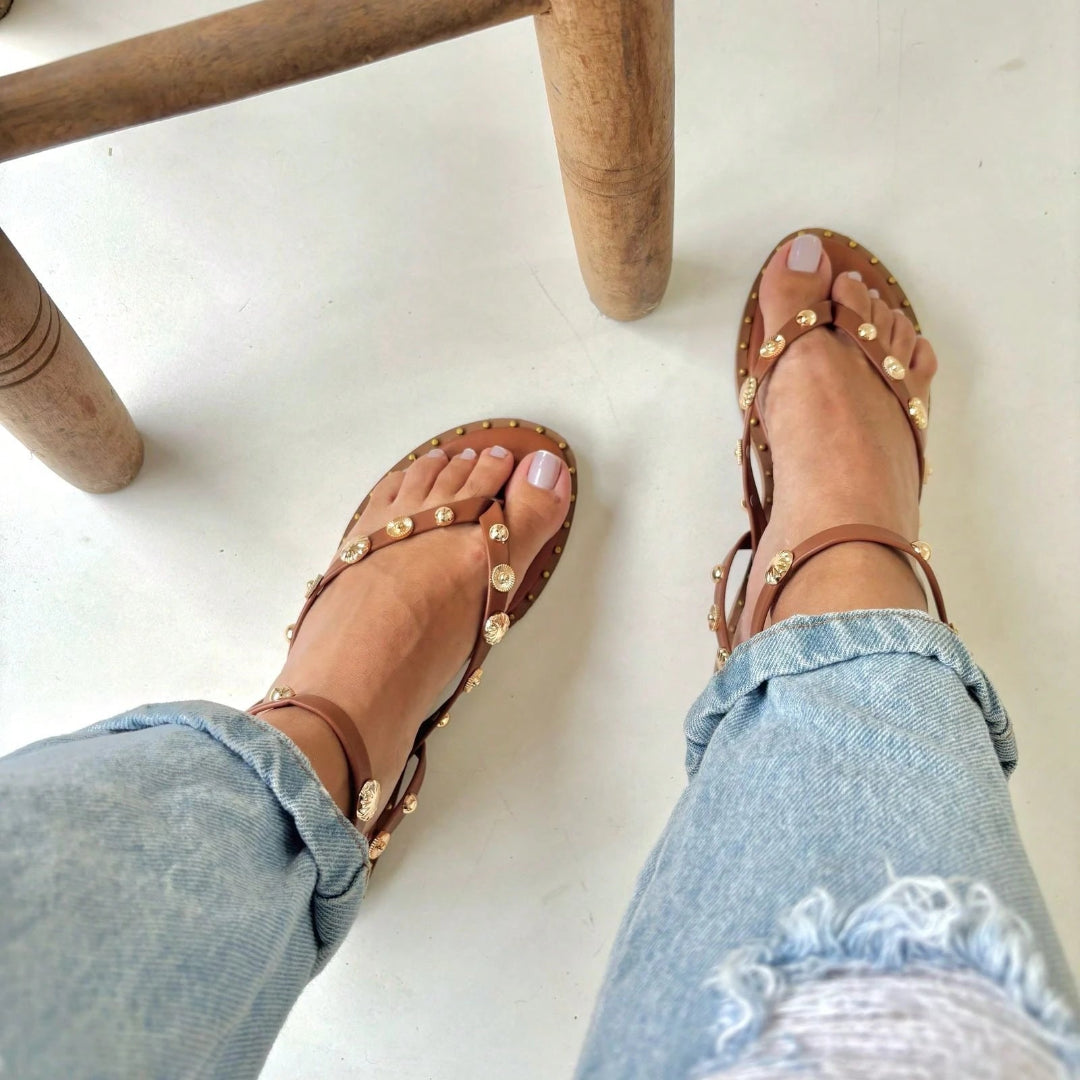Sandália Rasteira Feminina com Fivela Ajustável no Tornozelo e Tachas Metálicas Caramelo