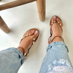 Sandália Rasteira Feminina com Fivela Ajustável no Tornozelo e Tachas Metálicas Caramelo
