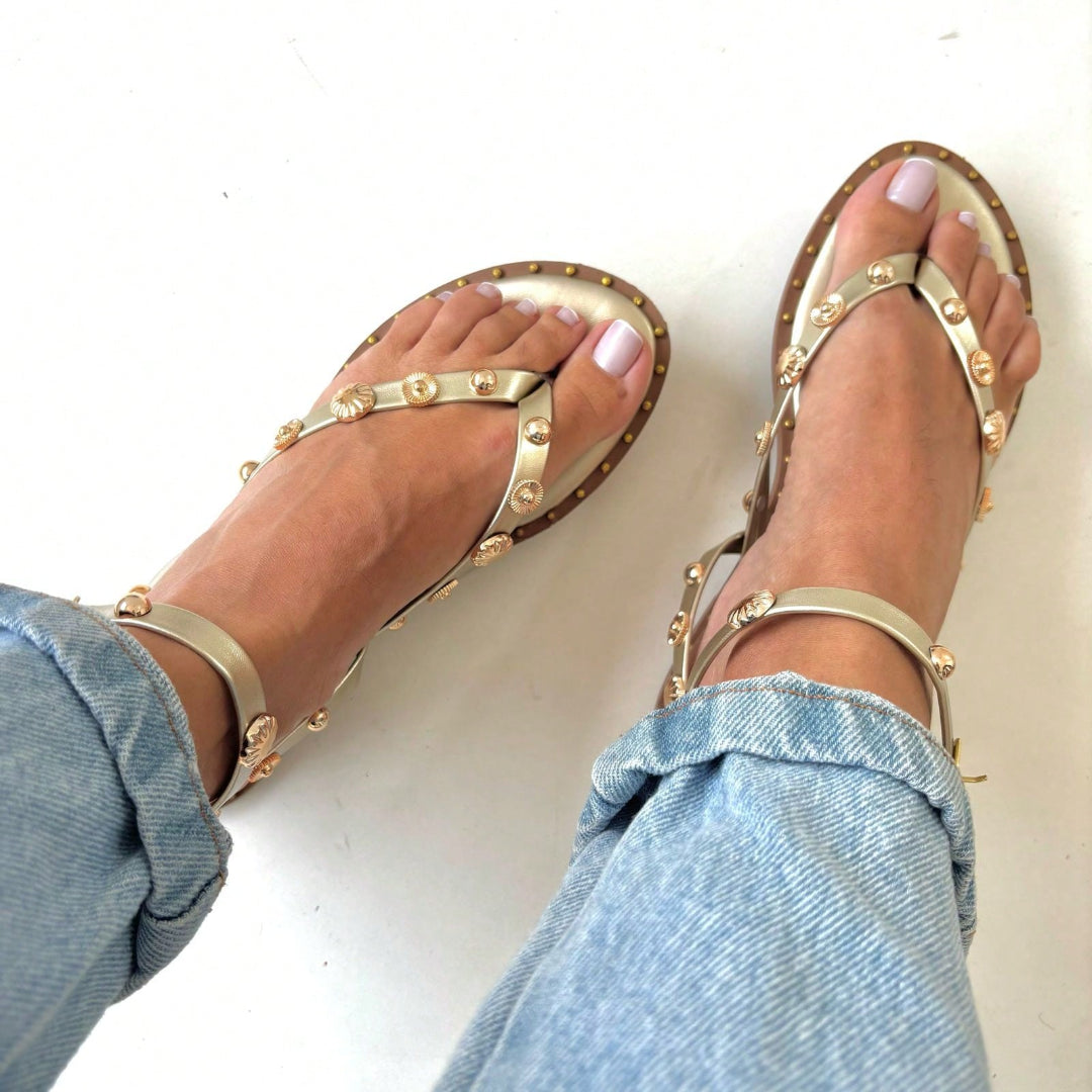 Sandália Rasteira Feminina com Fivela Ajustável no Tornozelo e Tachas Metálicas Dourada