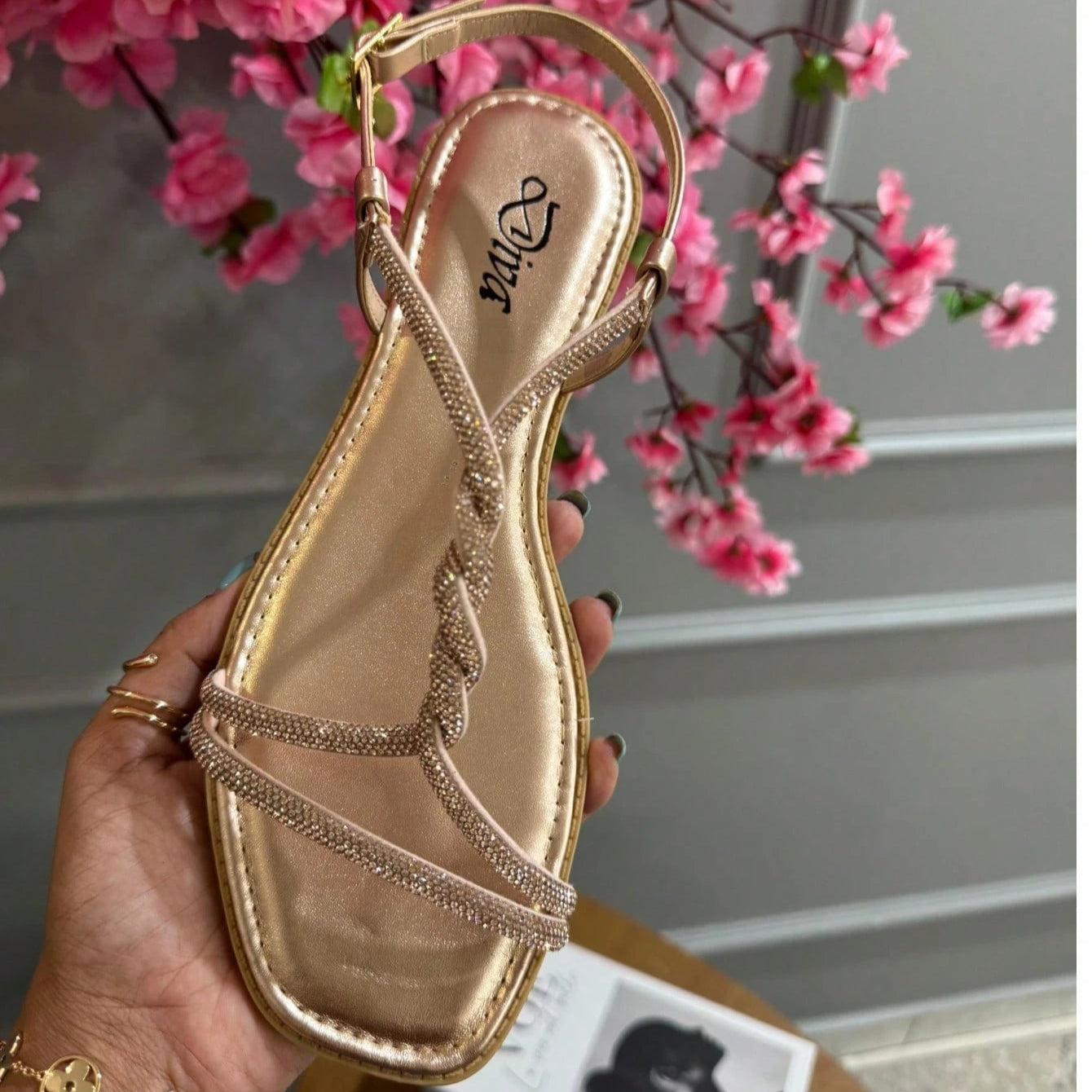 Sandália Rasteira Feminina com Tiras Trançadas de Strass – Brilho, Conforto e Estilo
